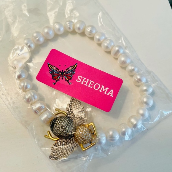 PLUS SIZE. 9 in Bracelet. Bee Mine. Pearls/CZ Bee - Picture 4 of 4